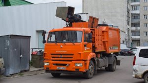 Мусоровоз МК-4452-02 на шасси КамАЗ-43253-R4 (А 691 ОК 122). Работа. / Kamaz garbage truck.
