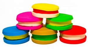 РАЗНОЦВЕТНЫЕ ПЕЧЕНЬКИ из ПЛАСТИЛИНА - Учим Цвета с Игрушками из мультиков