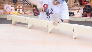 Парящий стеллаж из дерева монтируемый на стену