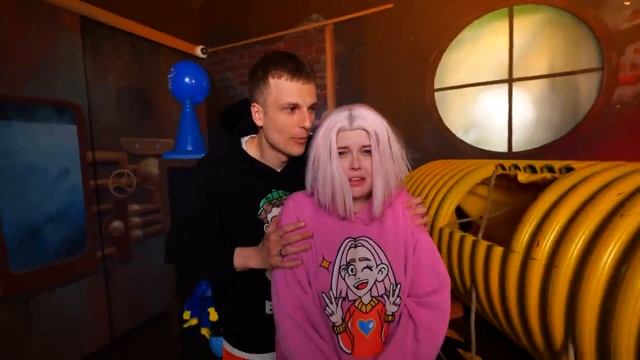 BRUNOЧто находится внутри ПОЖИРАТЕЛЯ СЛАЙДОВ, который открывается в 300 утра!! смотреть онлайн