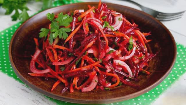 Быстрый салат из моркови и свёклы с маринованным луком смотреть онлайн
