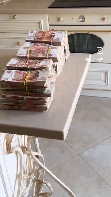 Столик с наличкой.