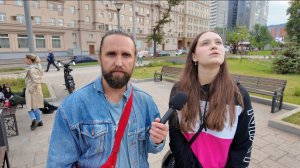 ДЕВУШКИ МОСКВИЧКА И ПАРЕНЬ МОСКВИЧ ОТВЕЧАЮТ НА ШКОЛЬНЫЕ ВОПРОСЫ