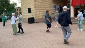 "Золотой рассвет" Исполняет кавер-группа  "ВИА 70-х Белоомут". 
 Концерт на День России.