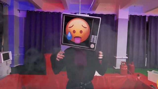 BRUNOТВ ВУМЕН vs КАМЕРА МЕН в КИПЯЩЕМ и ЛЕДЯНЕЮЩЕМ бассейне! смотреть онлайн