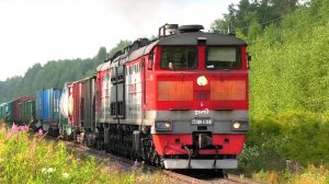 2ТЭ10МК-2497 с грузовым поездом и приветливой бригадой