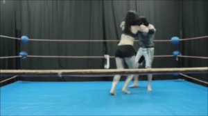 Девушка мастерски бросает здорового парня на ринге