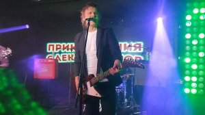 Приключения Электроников, Земля в иллюминаторе