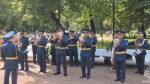 Военный оркестр в парке играет современные ритмы
