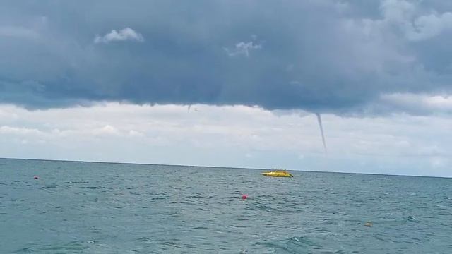 Смерчи в Лазаревском сегодня 23 июня 2025, смерчи над морем, пляж Касабланка Лазаревское сегодня смотреть онлайн