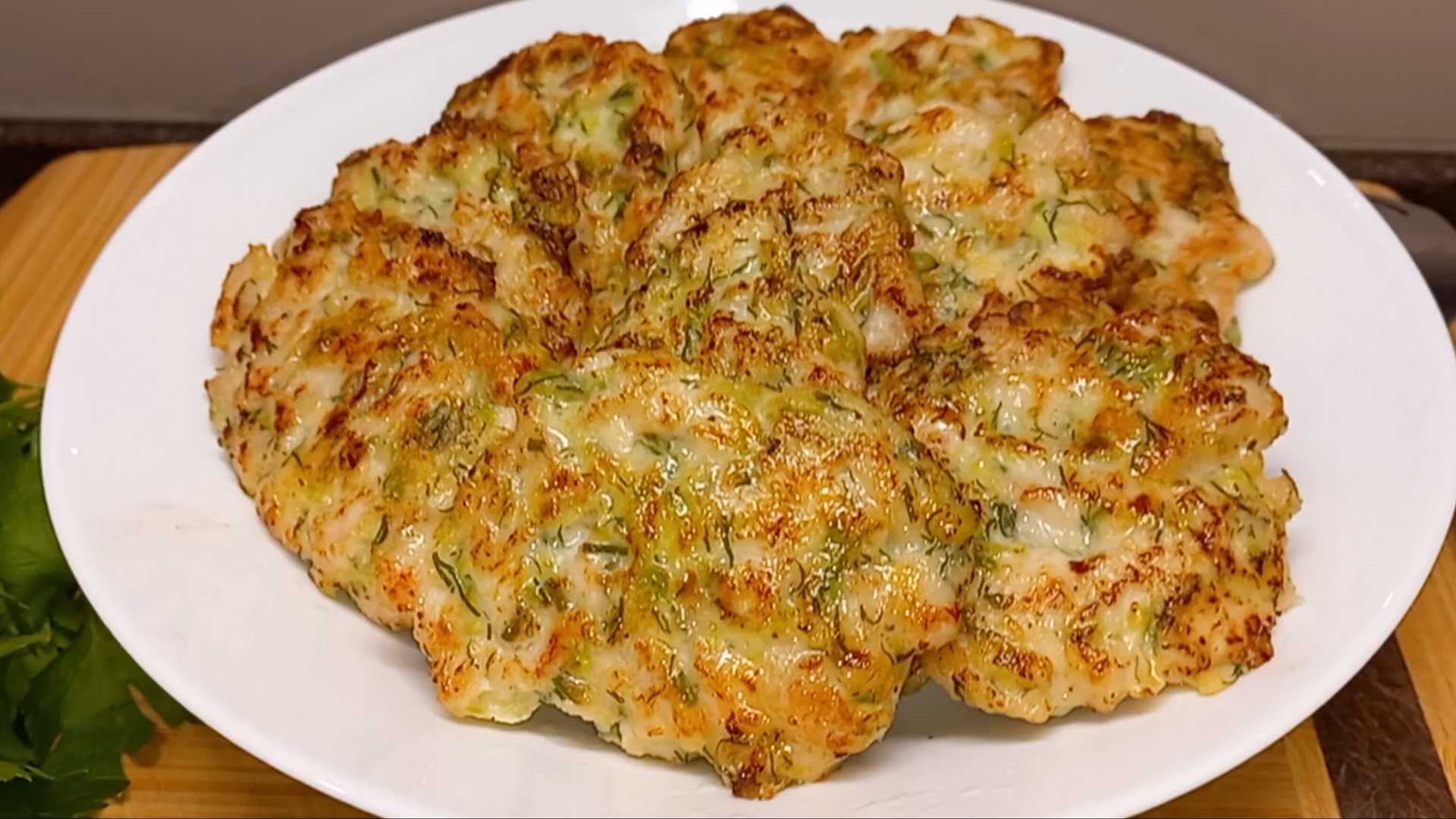 Быстрые и сочные куриные котлетки с кабачком смотреть онлайн