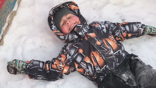 Распаковка новогодних подарков / Зимние прогулки / Влог смотреть онлайн