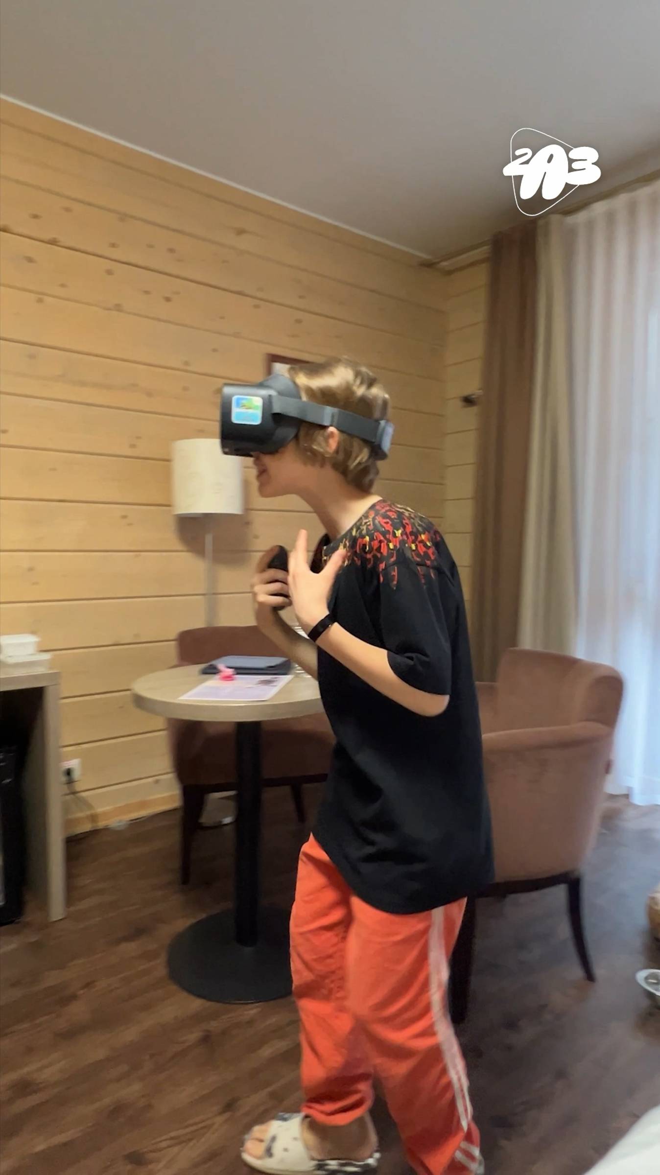 😵 ЖУТКИЕ последствия VR-очков! Мой брат СОШЁЛ С УМА смотреть онлайн