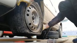 Как поменять колесо на легковом автомобиле самостоятельно