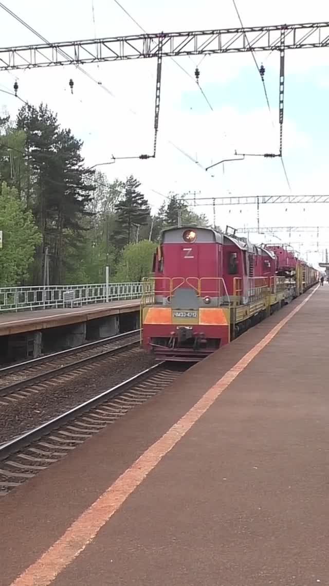 Маневровые тепловозы ЧМЭ3-4712 (ТЧЭ-6)/ЧМЭ3-4434 (ТЧЭ-6) с путеукладочным поездом № 83ХХ. смотреть онлайн