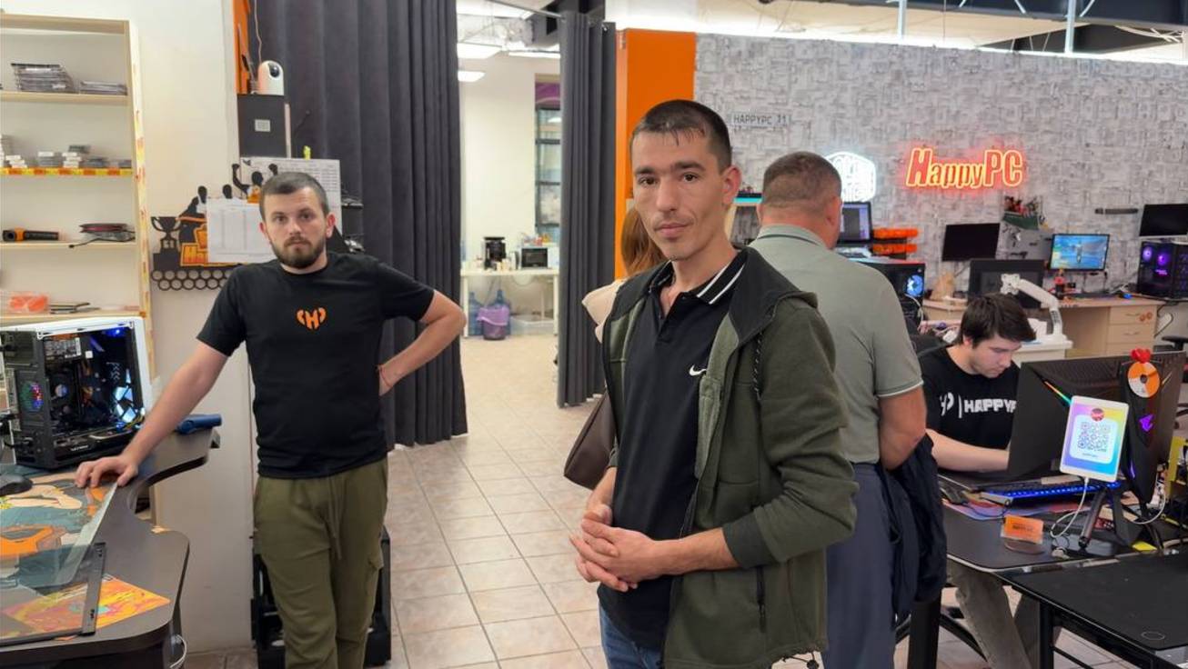 Парень Максим хотел починить свой ПК, в итоге потухло сразу 2! + Сборка i9 285K и RTX5090 😱 смотреть онлайн