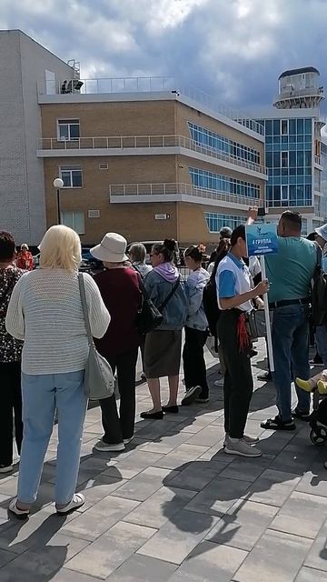 туристы в Чебоксарах смотрят Чувашский концерт смотреть онлайн