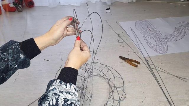 Новогодний светящийся символ 2025 года- змея! из алюминиевой проволоки своими руками. уличный декор