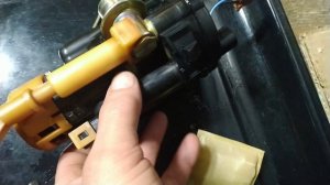 Снятие разбор погружного модуля бензонасос Хундай Гетц Акцент своими руками (часть 1)