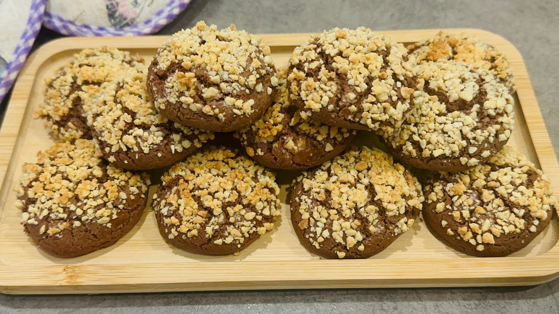 Шоколадное печенье из какао с арахисом / Рецепт домашнего шоколадного печенья - просто и вкусно смотреть онлайн