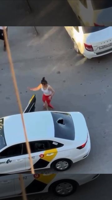 Неадекватная мадам громит такси #яндекстакси #быдло #конфлікт