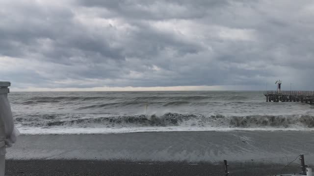 Ливень в Сочи / Дагомыс / Шторм, волны на море смотреть онлайн