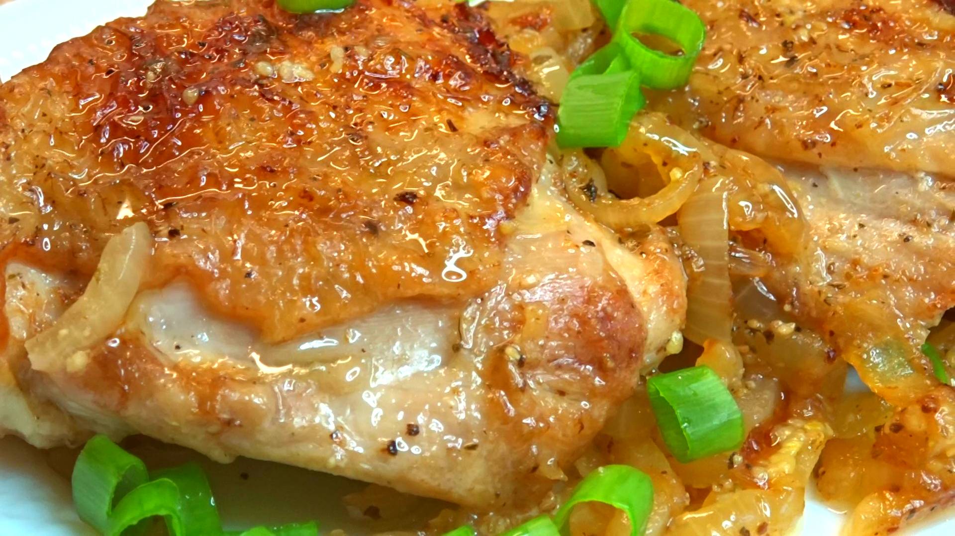 Выкладываю КУРИНЫЕ БЕДРА на ЛУК и готовлю СОЧНУЮ Вкуснятину. ЖАРЕНАЯ КУРИЦА по-новому смотреть онлайн