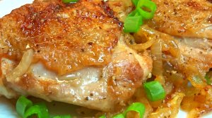 Выкладываю КУРИНЫЕ БЕДРА на ЛУК и готовлю СОЧНУЮ Вкуснятину. ЖАРЕНАЯ КУРИЦА по-новому