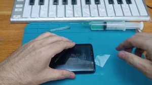 Как открыть заднию крышку смартфона