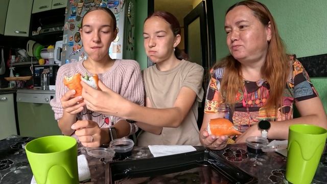 Тоже решили поучаствовать в челлендже, съешь ролл за 5 укусов. Мукбанг смотреть онлайн