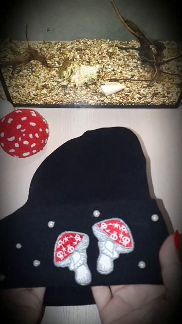 Декорирование шапки мухоморами