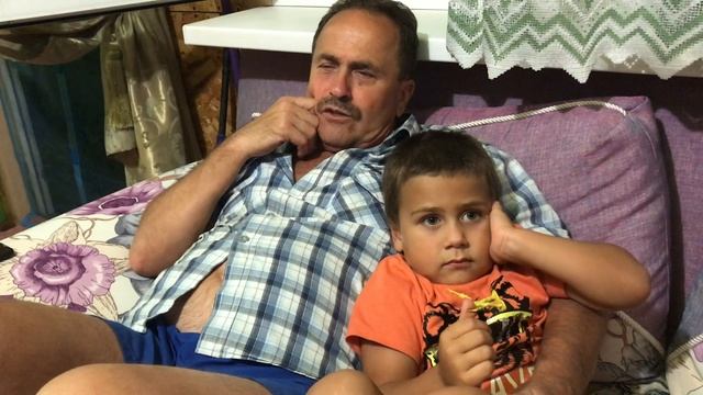 Дедушка рассказывает внуку стихотворение "Бука" Тимофея Белозерова смотреть онлайн