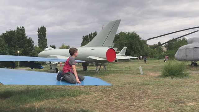 Прогулка по набережной в Камышине / Выставка самолетов-истребителей / Влог смотреть онлайн