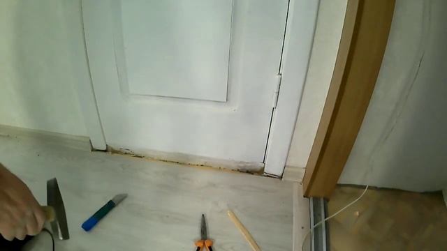 Закрываем торец ламината перед дверью. смотреть онлайн