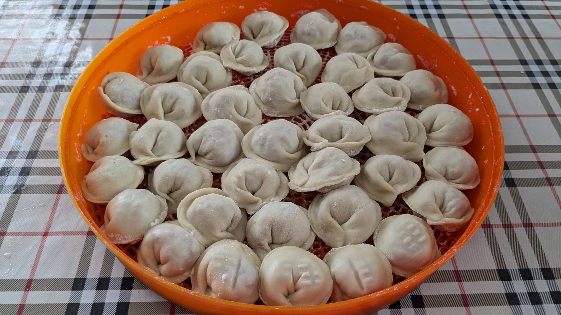 Леплю пельмени из смешанного мяса.23 июня. смотреть онлайн