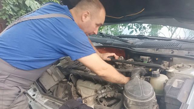 Рено Меган 1. Замена тросика акселератора! смотреть онлайн