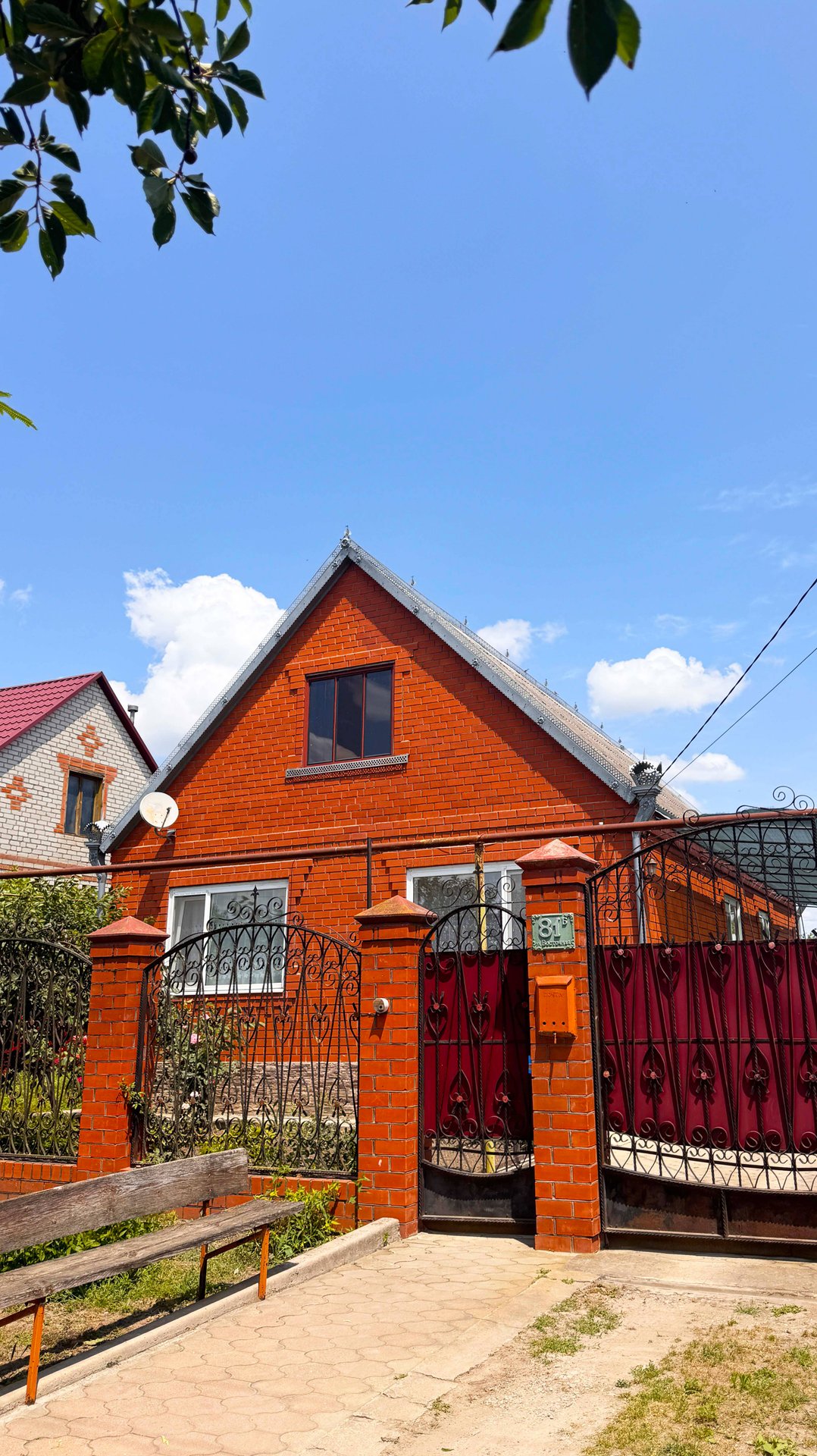 Добротный кирпичный дом c банькой и плодовым садом на участке смотреть онлайн