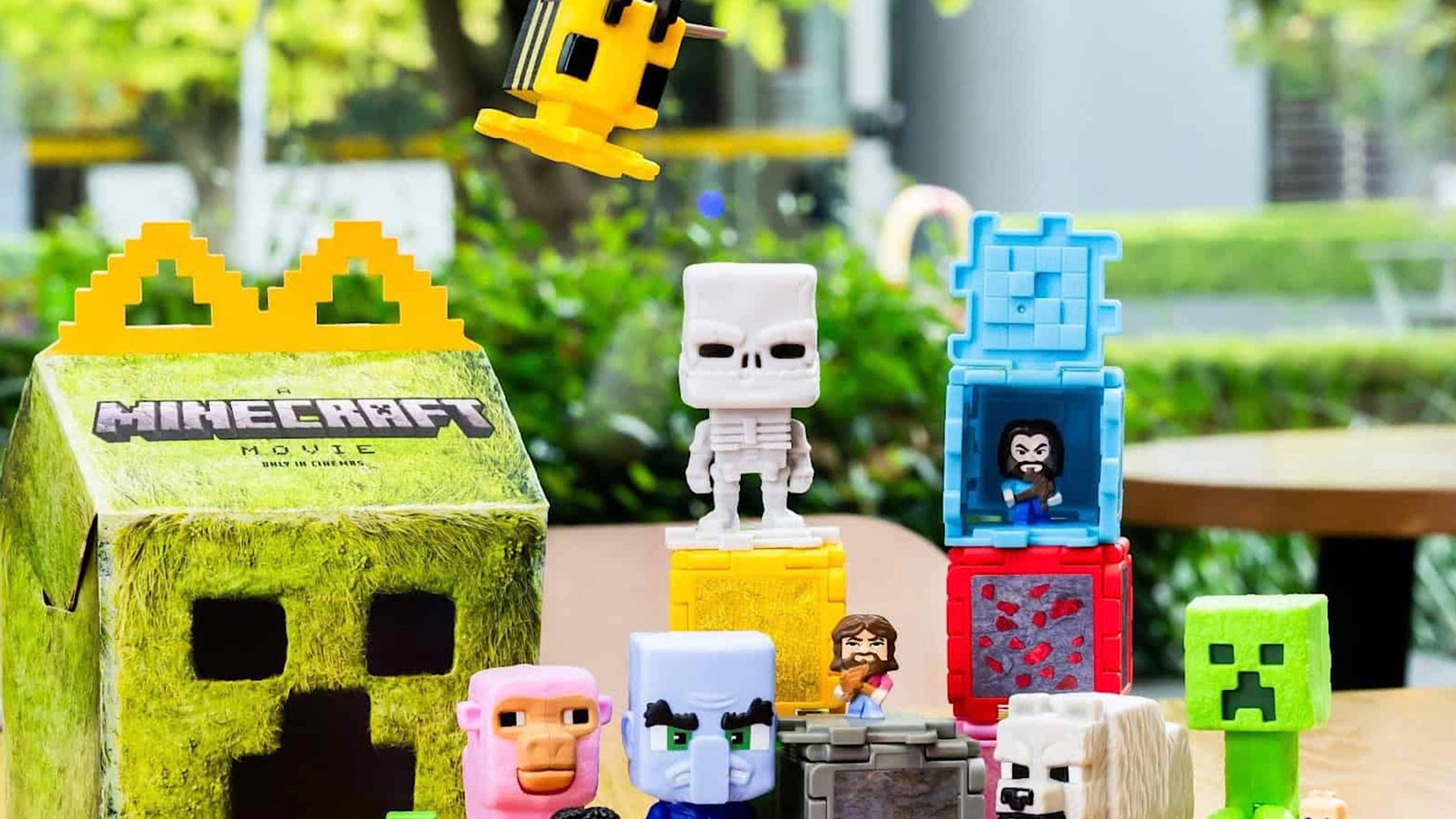 Обзор на игрушку minecraft от McDonald’s смотреть онлайн