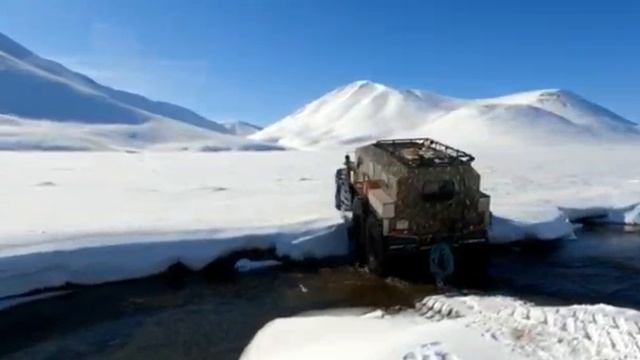 Преодоление ручья снегоболотоходом ХИЩНИК смотреть онлайн