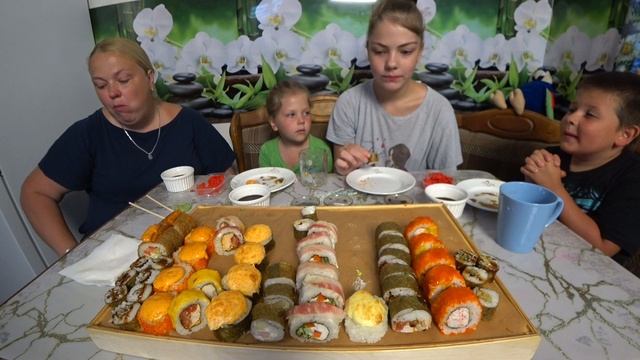 мукбанг роллы, только с поезда смотреть онлайн