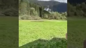 Когда подсматриваешь через дверь за женской раздевалкой)!