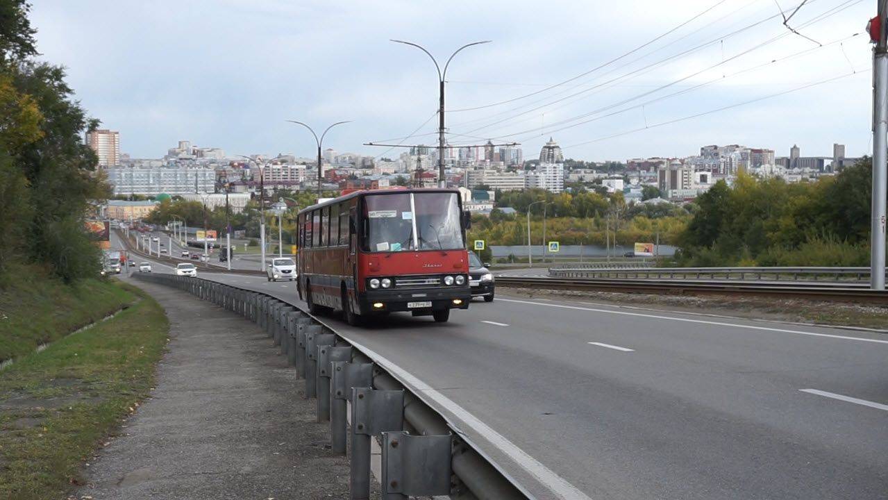 Автобус Икарус-250.59 (Ikarus 250.59)(К 239 РЕ 22). Заползает в гору. смотреть онлайн