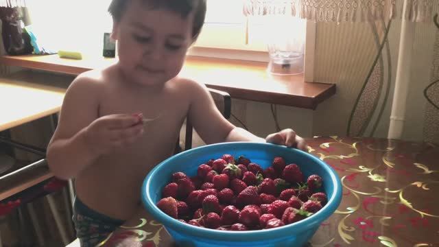 Кайфуем на родительской фазенде / ставим батут / Влог смотреть онлайн