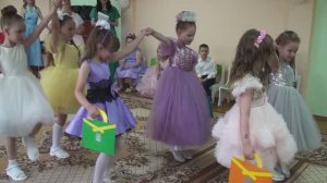 Песня ИДУТ ПОДРУЖКИ - танец в детском саду на выпускном #детскиепесни #дети #выпускной #танец #песня