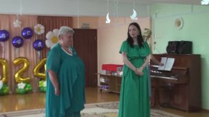 Воспитатель не смогла сдержать слёз. Выпускники детского сада спели песню «Прощай, наш детский сад!»