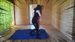 Спортсменка из бразильского-джиу-джитсу показывает приемы самообороны