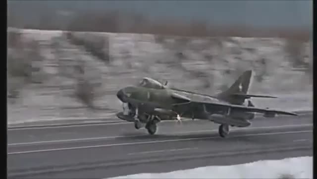 Hawker Hunter Swiss Airforce deployment exercise on highway смотреть онлайн