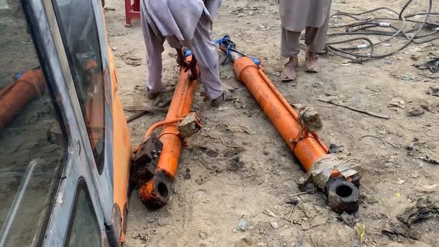 Ремонт экскаватора. Пакистан