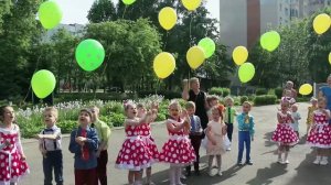 Дети запускают ВОЗДУШНЫЕ ШАРИКИ в небо и прощаются с детским садом в свой выпускной!
