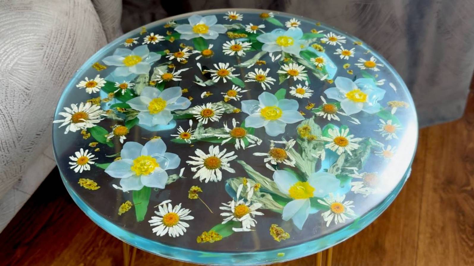 Удивительный нежный стол из эпоксидной смолы с цветами. Пошаговый мастеркласс. смотреть онлайн